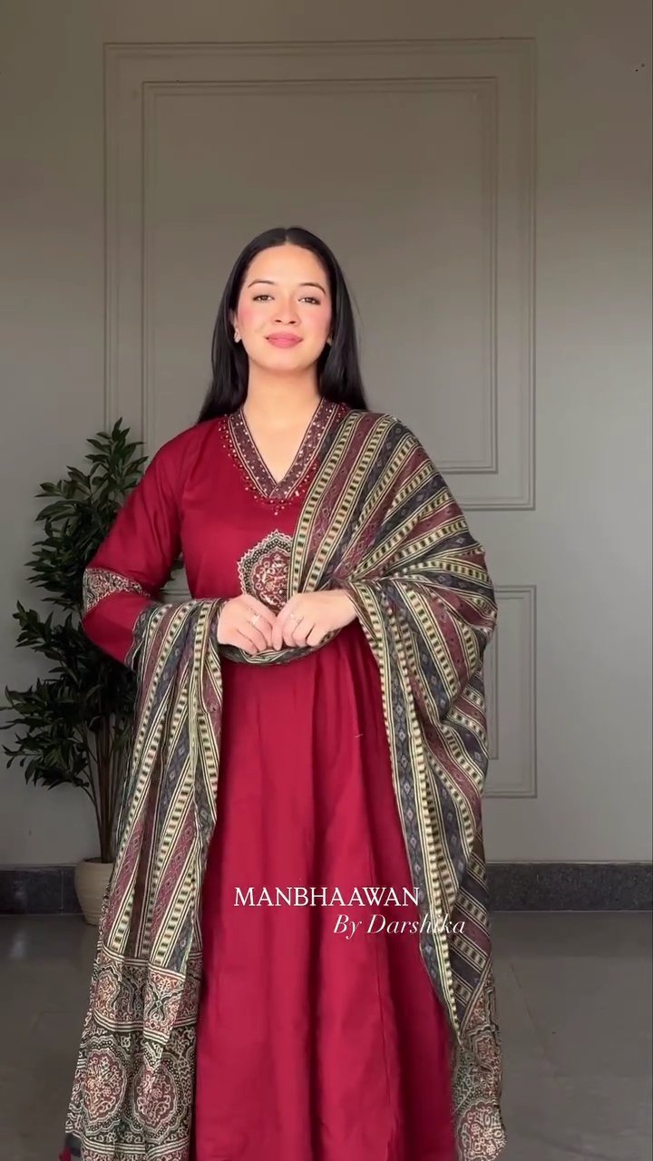 2026/02/17491.jpg Merun Gown - Image 1